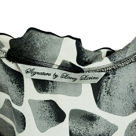 Signature by Larry Levine Frilly Neckline B&W Top - Picture 4 of 5